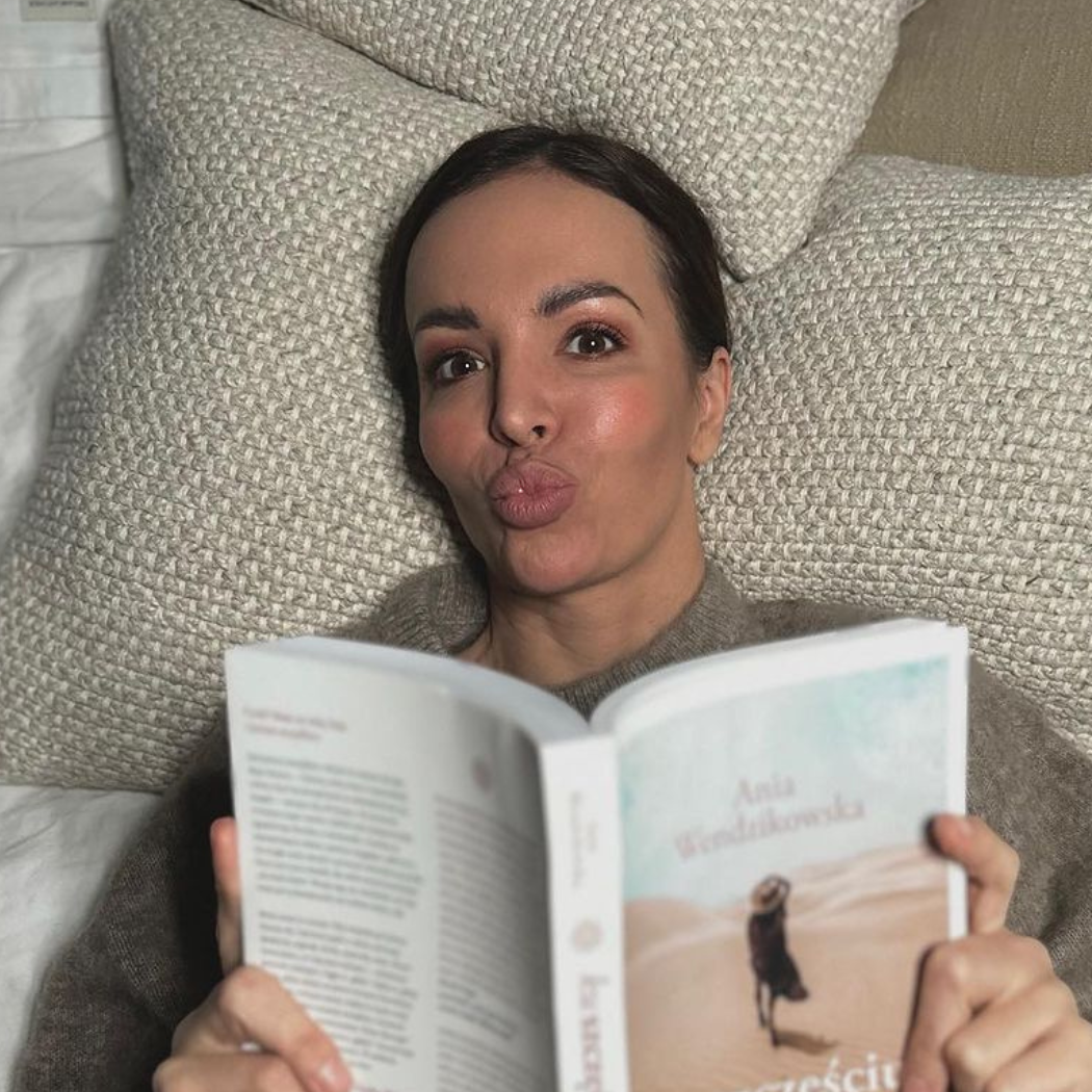 Nie ma modniejszych i wygodniejszych spodni. Wendzikowska lansuje trend na dresy w stylu „comfy”. Podobne są na wyprzedażach